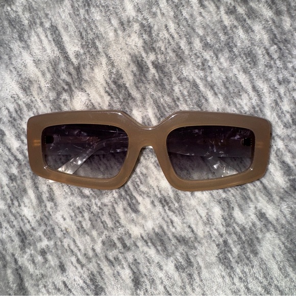 DEZI Read the Room Sunglasses - Picture 3 of 5